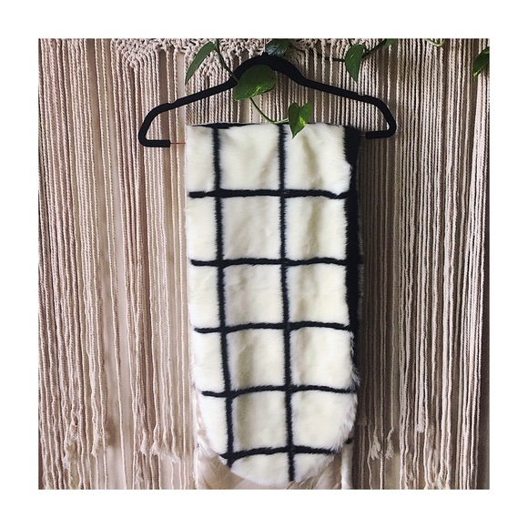 NWOT Asos White Black Stripe Faux Fur Scarf - Picture 3 of 7